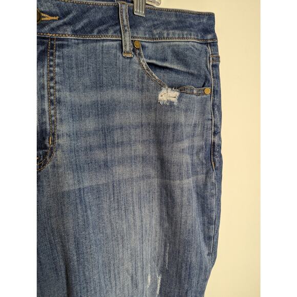 NWT Lane Bryant Distressed Floral Patch Crop Jeans - Picture 4 of 10